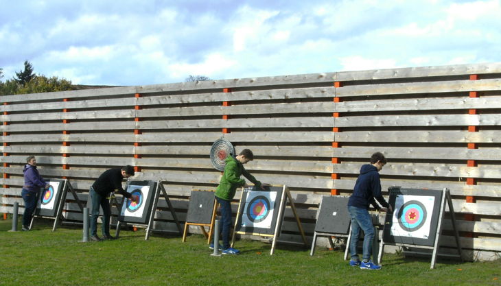 bester geburtstagde erlebnisräume bogenschießen ziele pfeile sammeln wand kinder