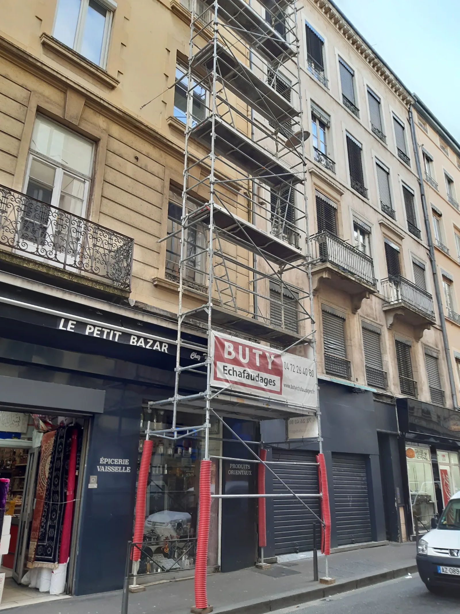 Échafaudage de façade en centre-ville à Saint-André-de-Corcy