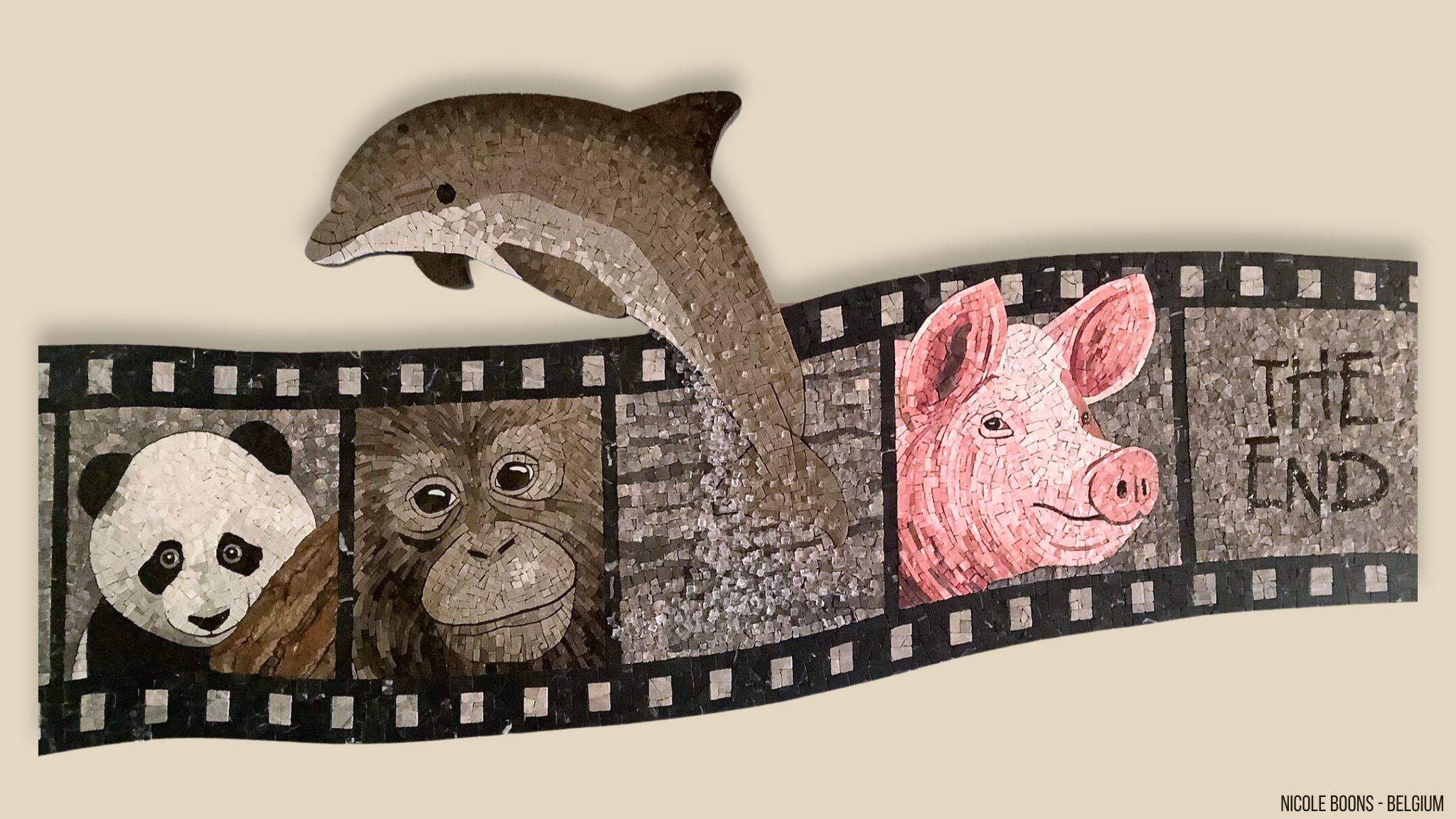 Filmrol in mozaiek met op elke frame een afbeelding een ander dier. Er staat een panda, aap, dolfijn, varken en de tekst ‘The End’ op. Dit is allemaal gemaakt met Smalti