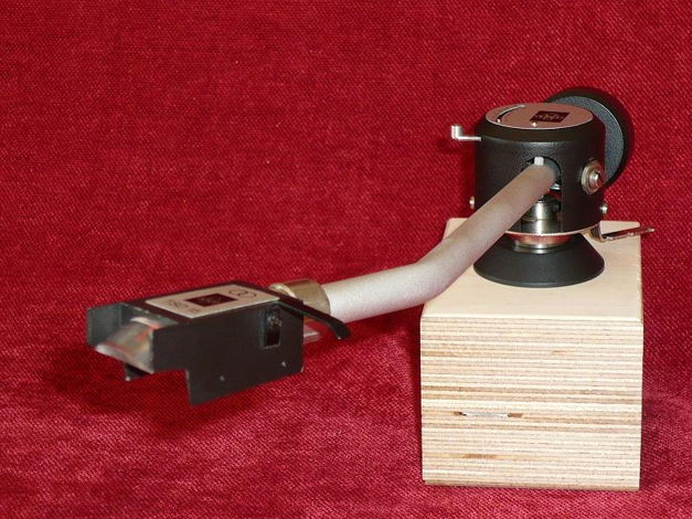 EMT 929 TONEARM NEW IN THE BOX NEW OLD STOCK