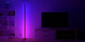 Eine Round Smart Lampe mit einem schönen Farbübergang neben einem Bücherregal und einen Fernseher