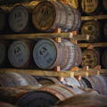 Chai traditionnel Dunnage Warehouse rempli de fûts de whisky en bois dans la distillerie GlenWyvis dans le nord-ouest des Highlands d'Ecosse