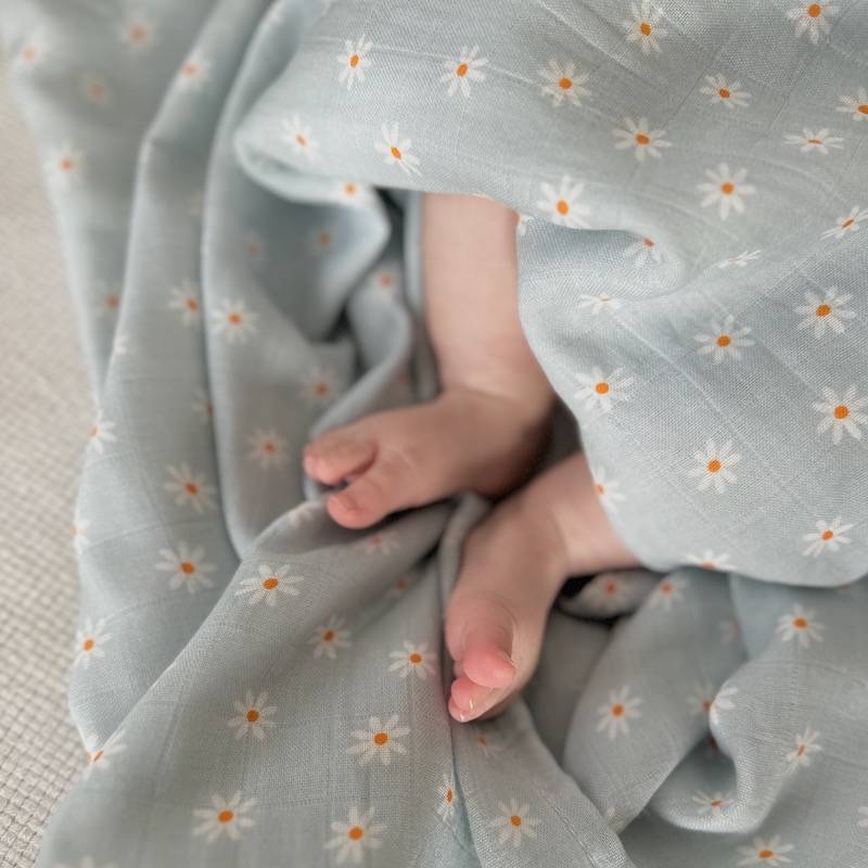 Lange XL et mini élégant de la marque suisse Joli Nous, un accessoire premium pour bébé, alliant design raffiné et qualité exceptionnelle OEKO-TEX GOTS