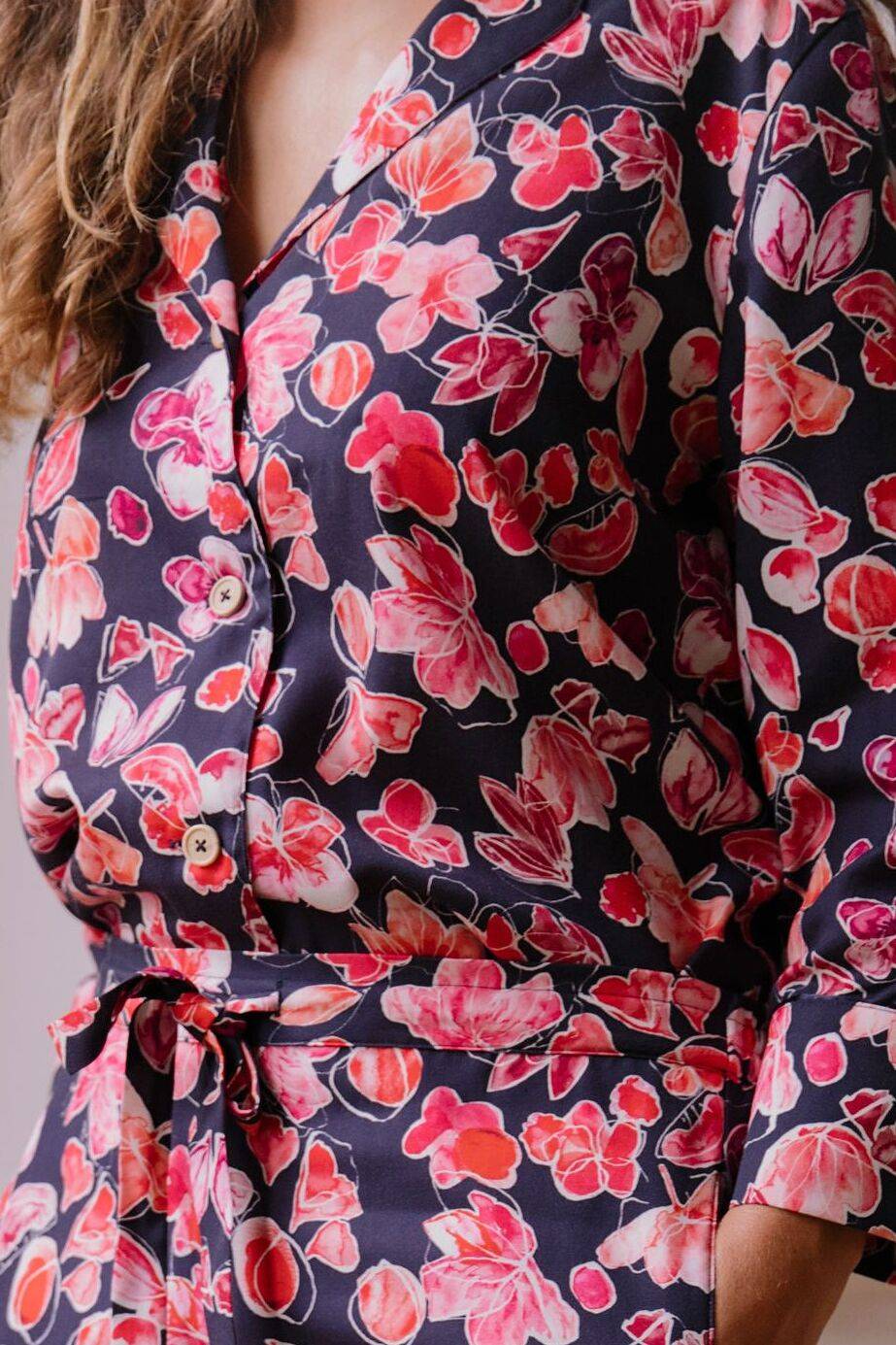 Nêge Paris - Pyjama Encore un Soir chemise pantalon avec un fond bleu nuit orné de détails floraux et fruités dans des coloris roses et rouges