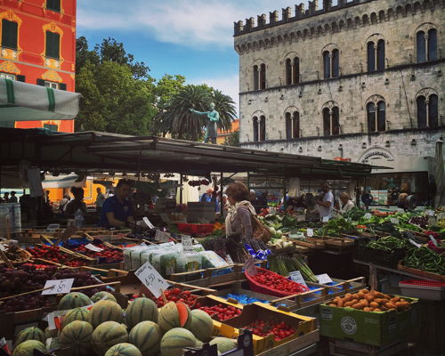 Tour enogastronomici Chiavari: Aperitivo a casa, tour del centro storico e mercato
