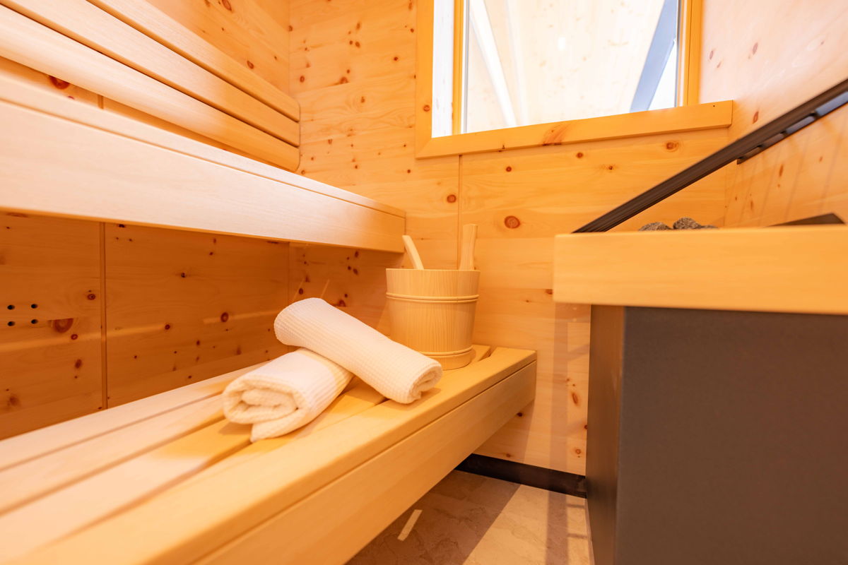 Detailaufnahme der Sauna mit Holzliegen im Apartment Hochsitz von Hugo & Pepi in Mittelberg im Kleinwalsertal.