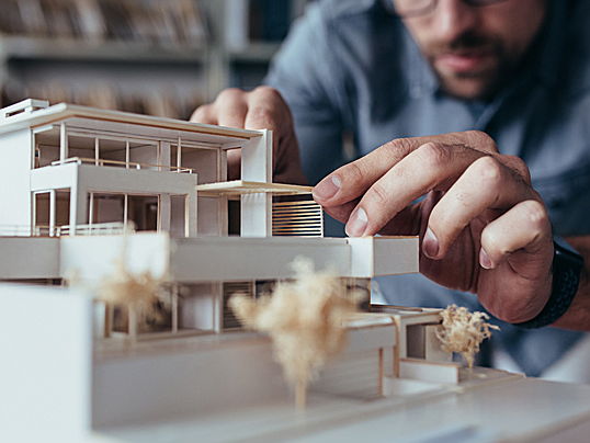  Flims Waldhaus
- Architekt arbeitet an einem Modell eines Neubauprojekts