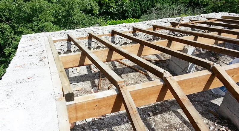 Rénovation de la couverture en tuiles romanes d’une villa à Cannes — photo 2 sur 23 — CEG TOITURE