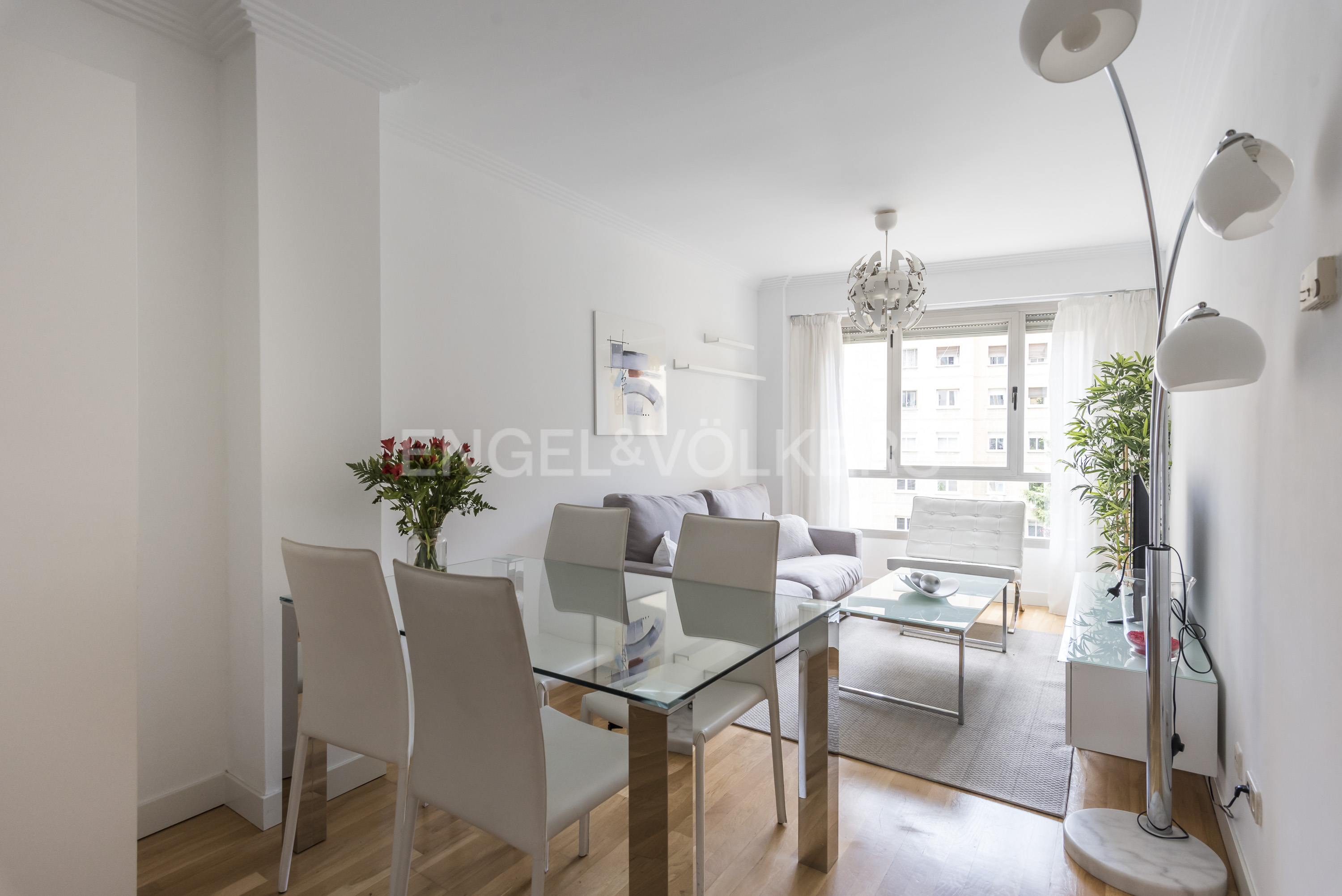 Very bright and welcoming, unbeatable location, furnished, recently renovated, practical for couples or single occupants - Image 2