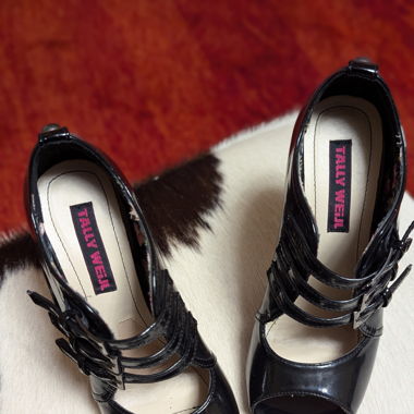 Schwarze High-Heels mit stilvollen Schnallen
