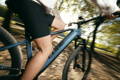 Zoom sur velo electrique VTT dans une foret