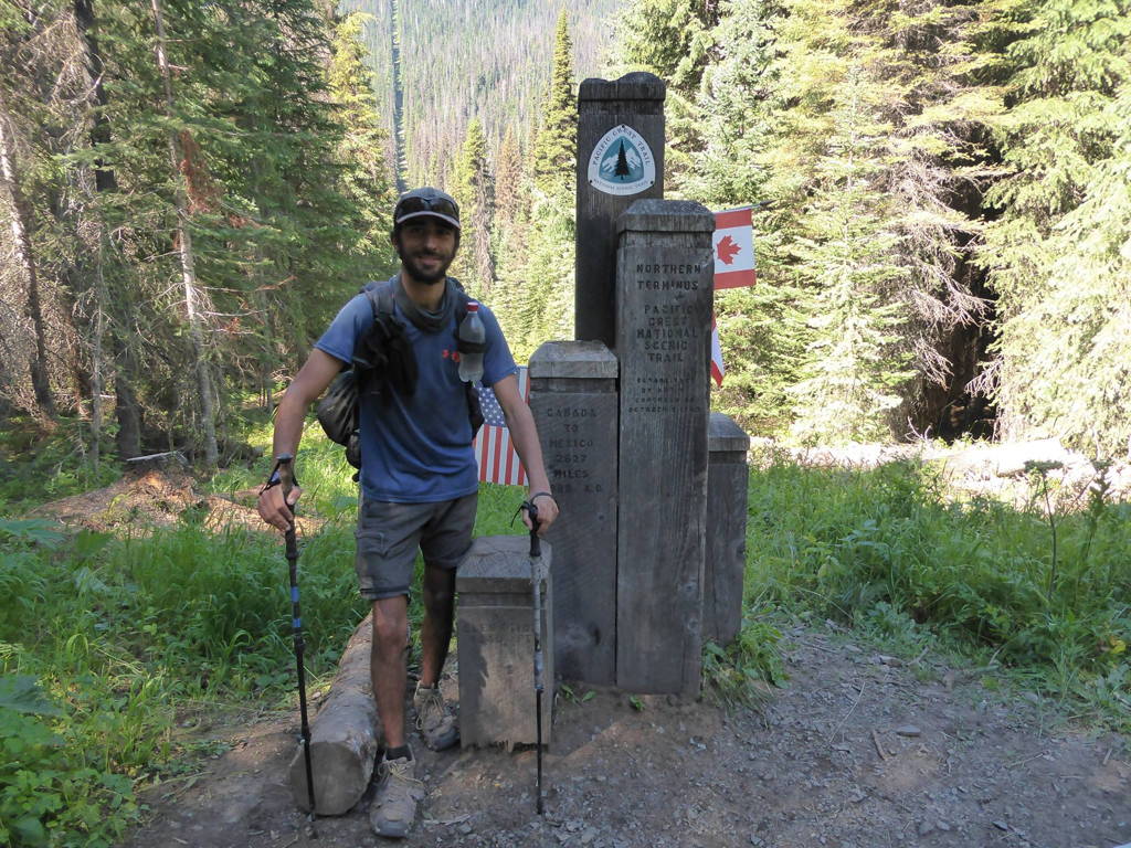 Mathieu Jourjon sur le pacific crest trail avec de l'équipement ultraléger fabriqué au Québec et Canada. Il utilise une tente, sac à dos et sac de couchage ultraléger pour les longues randonnées. Randonnée en famille avec Mount Trail proche de Montréal au Québec.