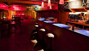 das eventschiff die bar im dunklen