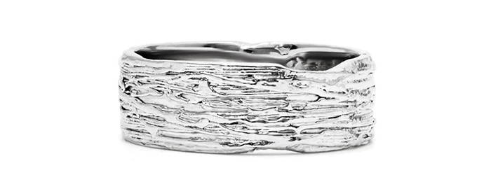 band textured reminiscent of wood bark in white gold