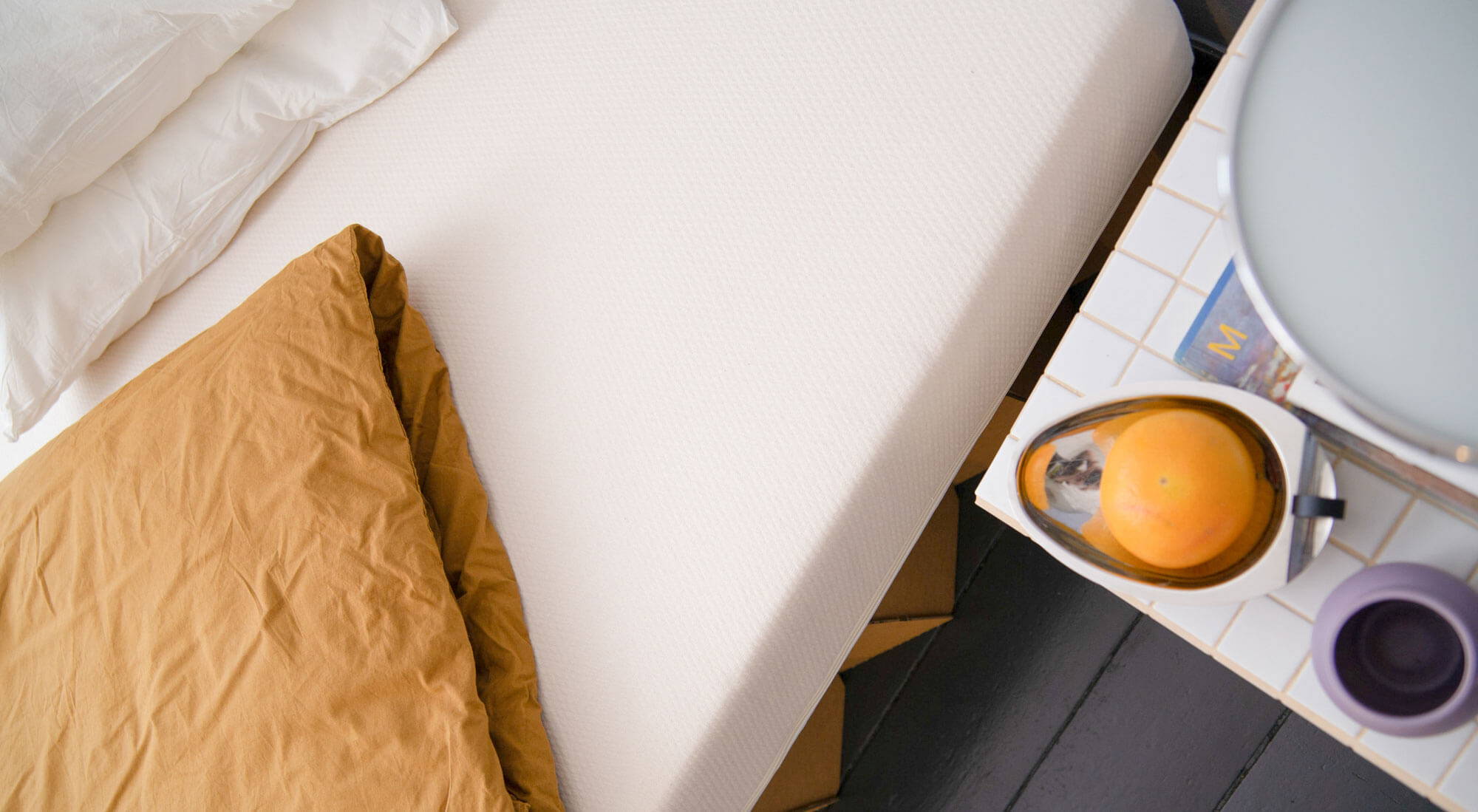 ROOM IN A BOX Co-Sleeping im grauen Familienbett aus Wellpappe 