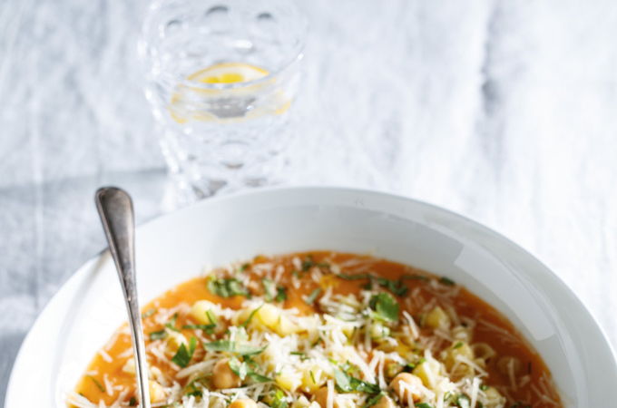 Soupe-repas aux pâtes et aux pois chiches