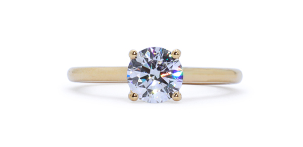 Classic solitaire with 1 carat diamond. Its particularity? A small heart appears on 2 sides of the head of the ring.