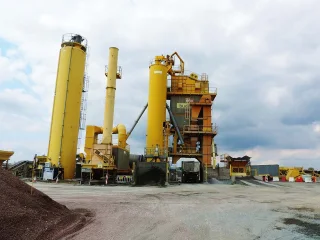  Załadunek betonu asfaltowego na Wytwórni Mas Bitumicznych w km 9+300
