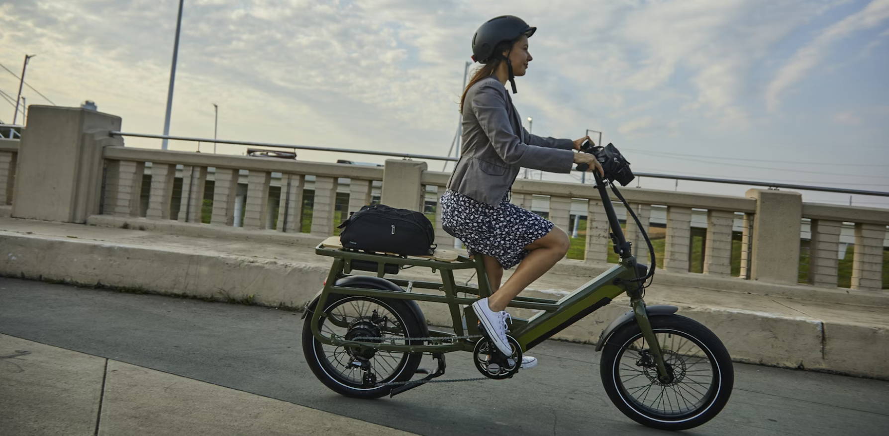 Femme sur son vélo électrique en ville;