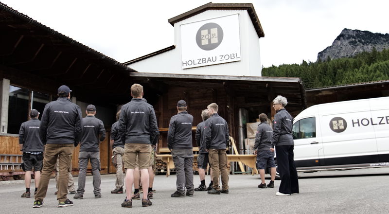 Zimmerei von innen mit Lieferwagen