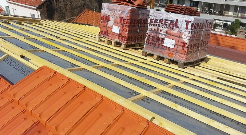 Pose de tuiles de Marseille sur une résidence neuve à Antibes — photo 12 sur 18 — CEG TOITURE