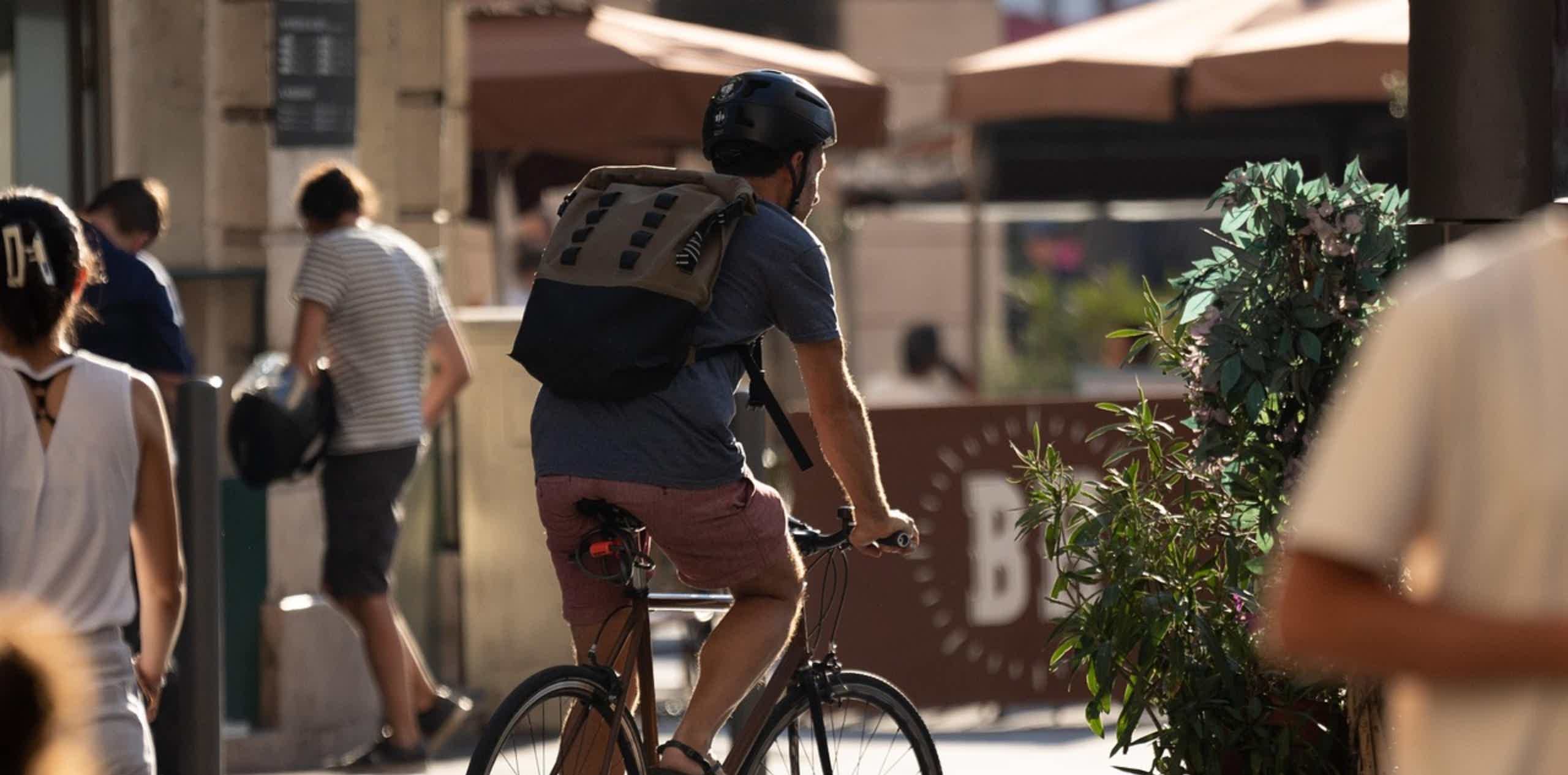 Imagen de recurso de una persona circulando con una e-bike por ciudad.