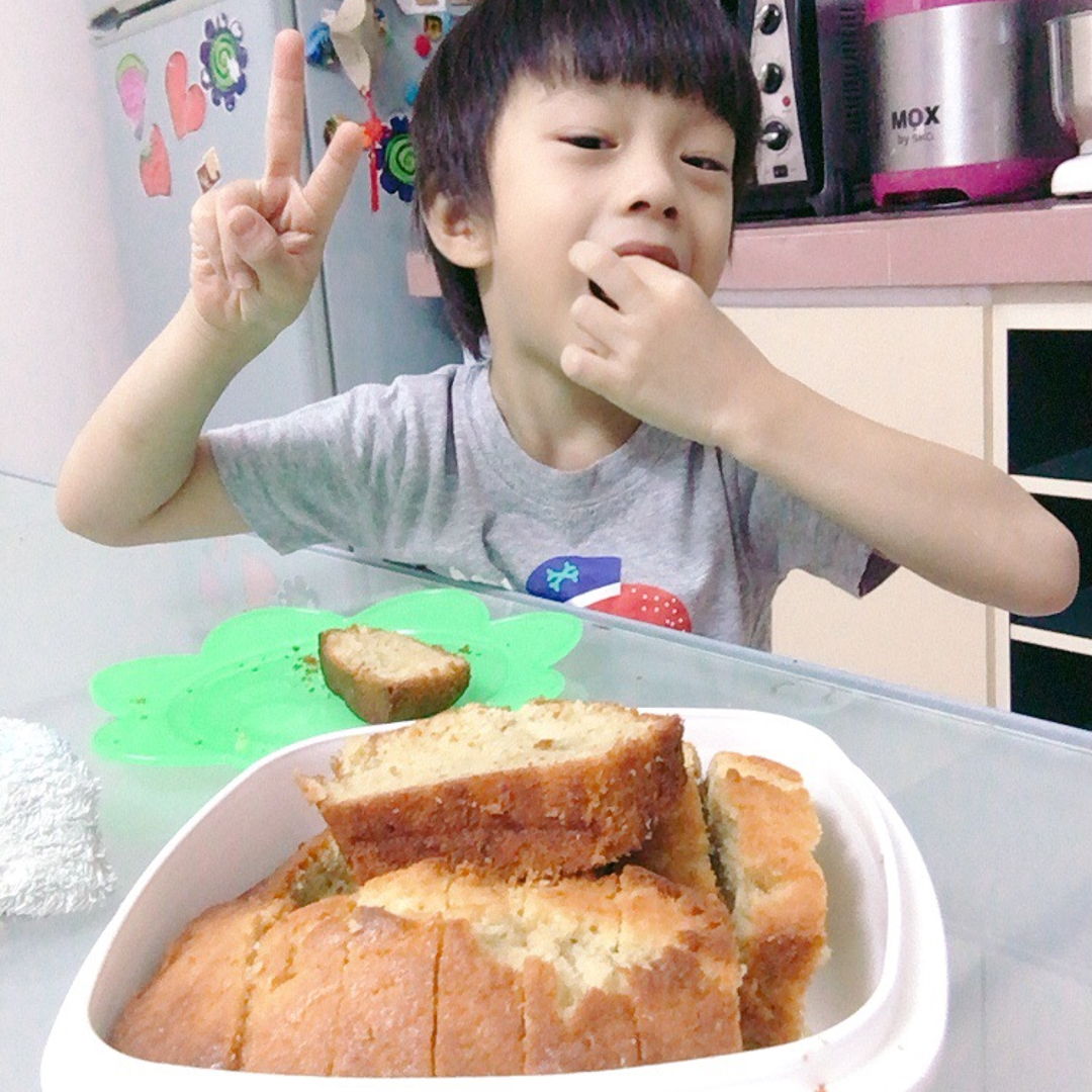 My boy requested me to make banana cake for him. ✌🏻