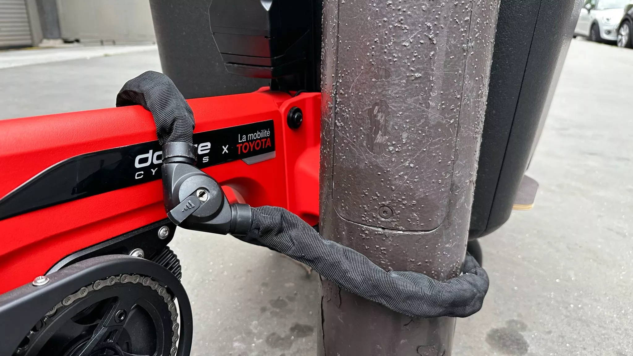 Un utilisateur garre son vélo cargo ShiftBikes grâce à un bon antivol