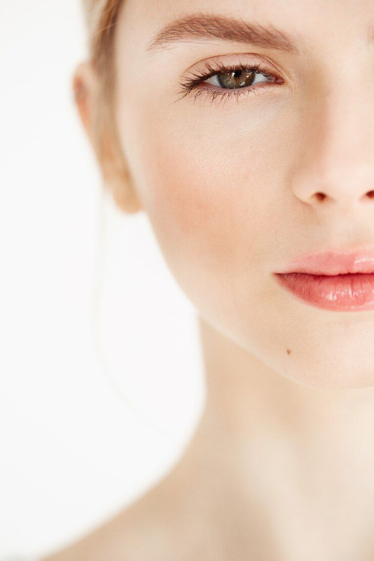 Choosing the perfect lip balm requires a nuanced comprehension of your specific lip care requirements. Understand your lip care needs can help you make an informed decision: