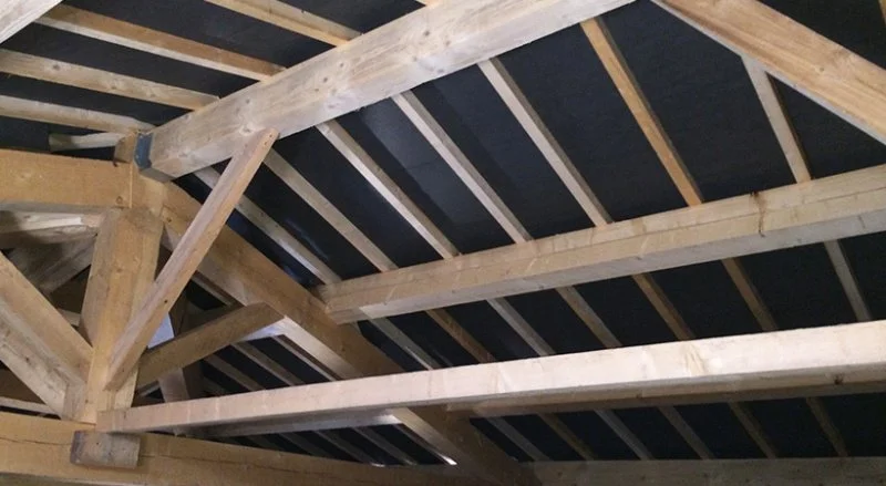 Pose d’une charpente neuve sur un immeuble de bureaux — CEG TOITURE, couvreur à Nice