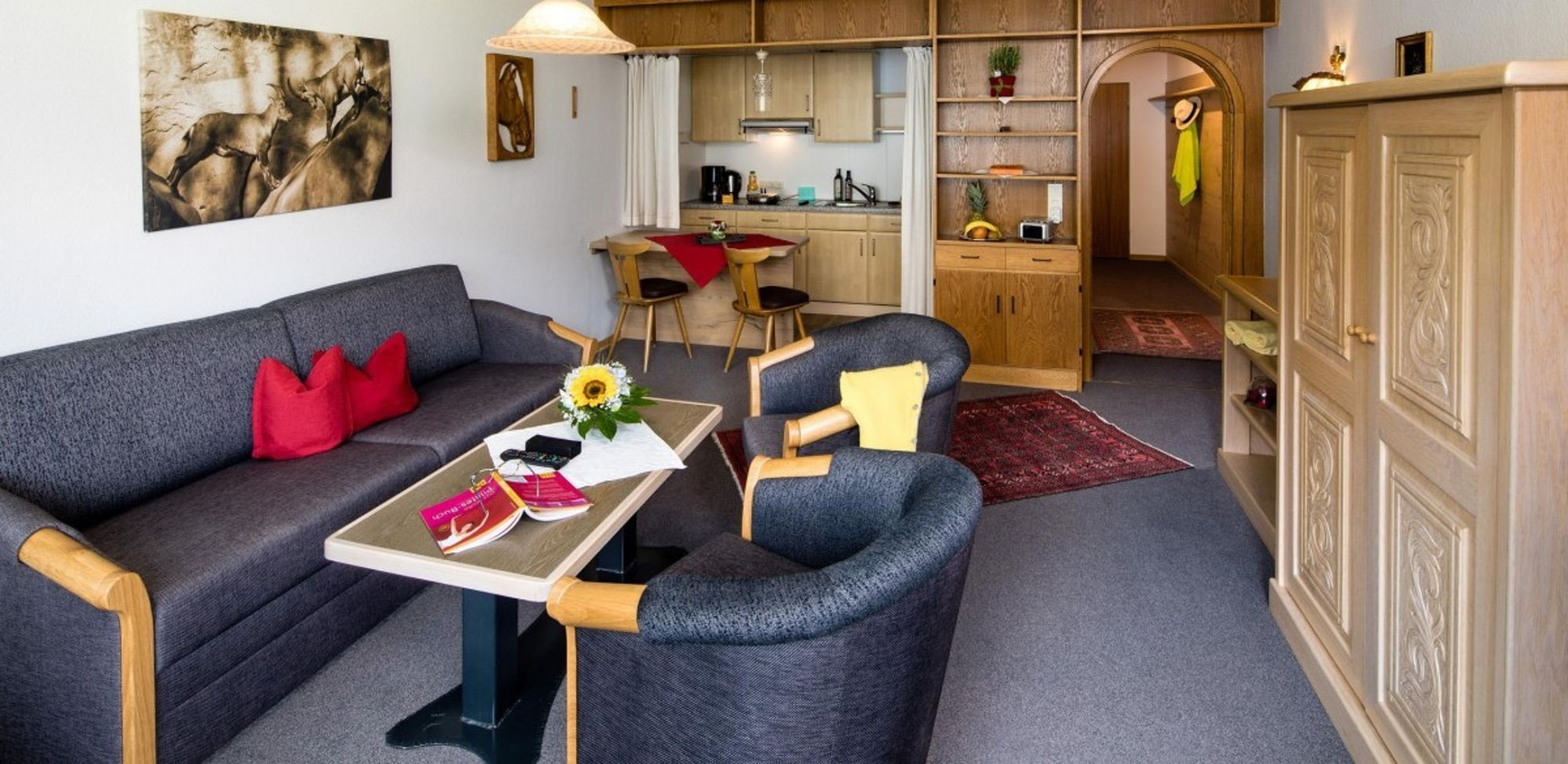Kombinierter Wohn-Essbereich in der Alpenblick-Ferienwohnung