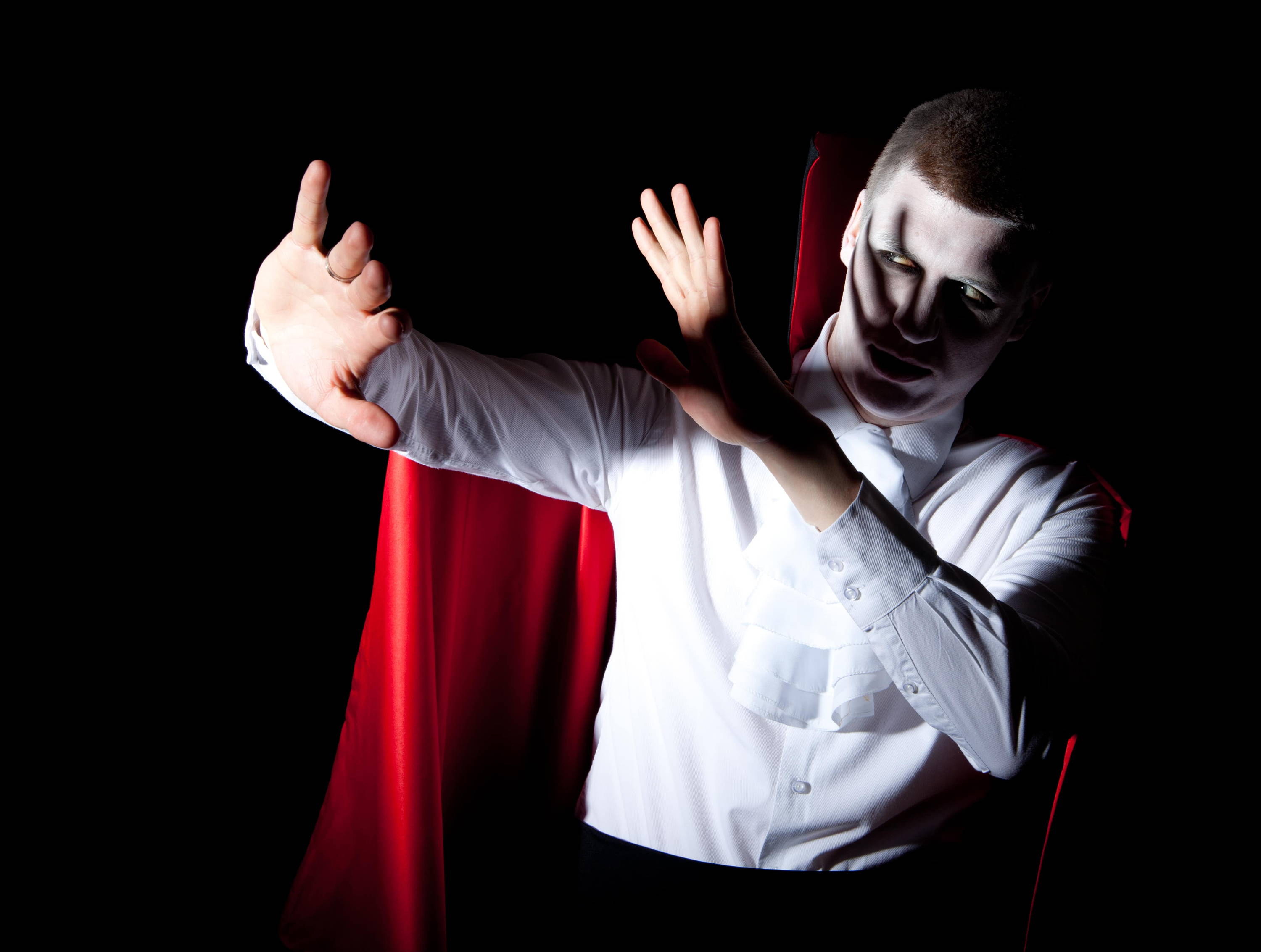 Гелиофобия. Светобоязнь очки. Закрывается от света. Медитация очищение. Зажмуриться от яркого света.