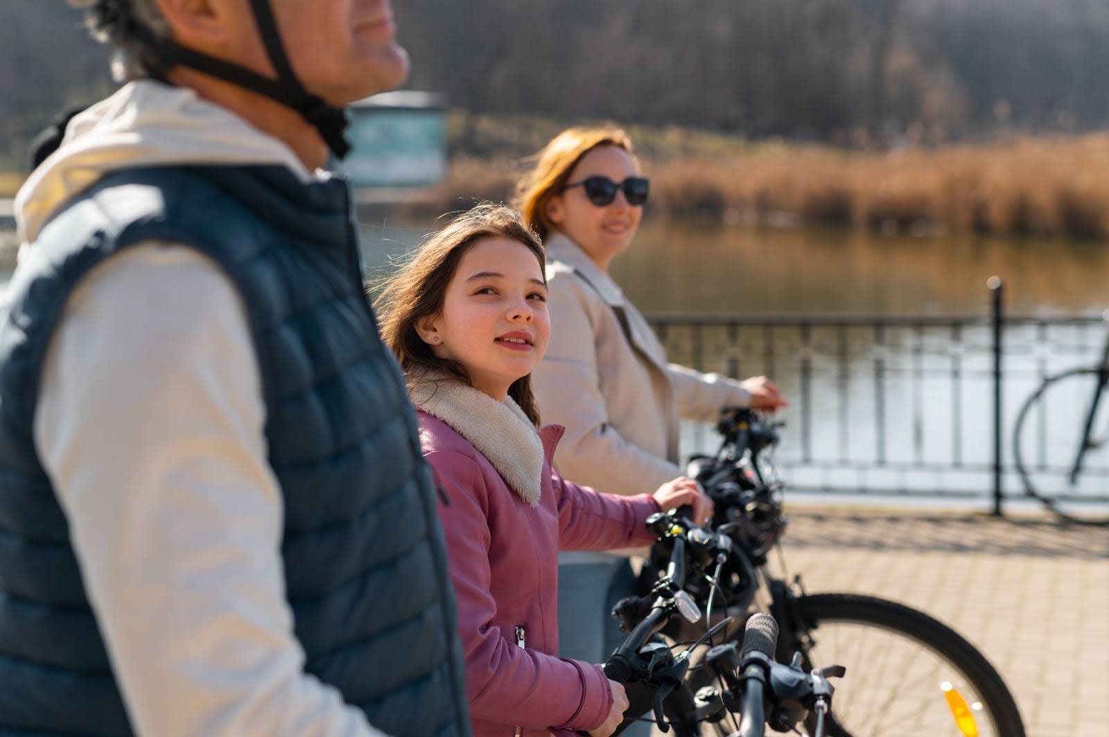 Une famille qui profite des vélos électriques à disposition dans leur hôtel