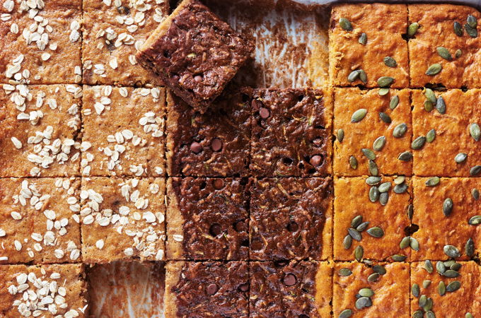 Trois saveurs de muffins sur une plaque