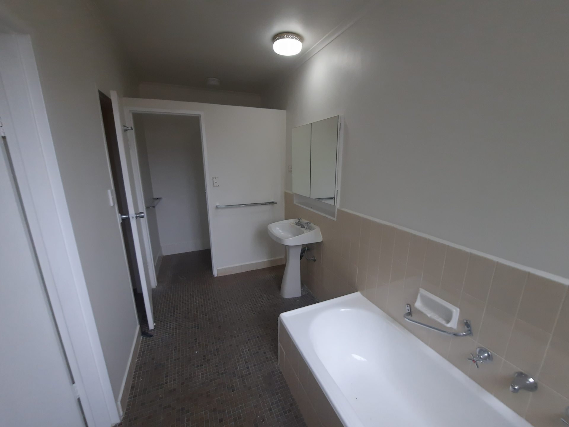 Spacious 2-Bedroom Courtyard Apartment in Leafy Locale - Elwood - Image 5