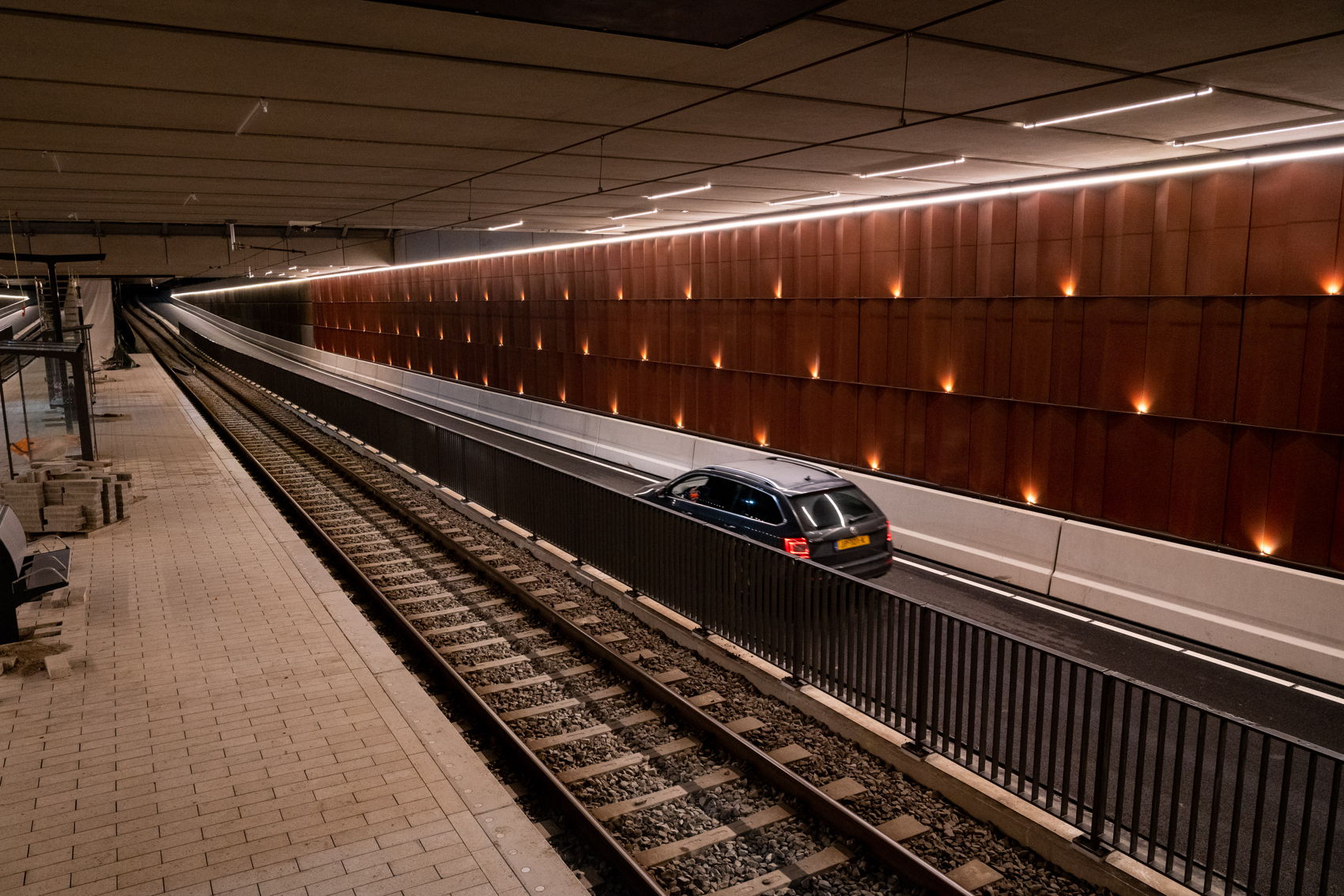 De verlichting in de bak ter hoogte van halte Kronenburg ziet er zo uit. De verlichting staat momenteel nog op de maximale stand. Zodra medio februari het verlichtingssysteem volledig aangelegd is kan het licht waar (en wanneer) nodig aanzienlijk worden gedimd. De verlichting in de bak ter hoogte van halte Kronenburg ziet er zo uit. De verlichting staat momenteel nog op de maximale stand. Zodra medio februari het verlichtingssysteem volledig aangelegd is kan het licht waar (en wanneer) nodig aanzienlijk worden gedimd.