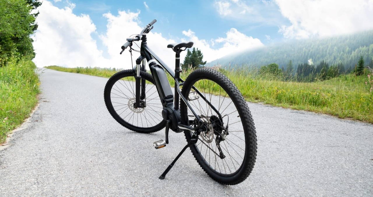 Ein elektrisches Mountainbike auf einem Radweg