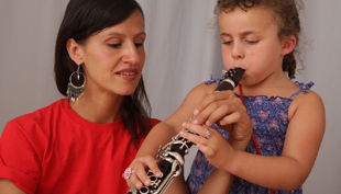 das klingende museum berlin kind spielt flöte