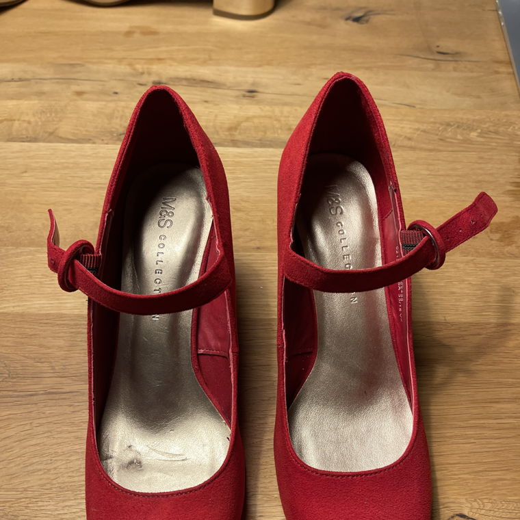Rote Schuhe mit breitem Absatz von Marks & Spencer