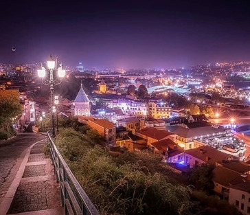 Мерцающий огнями Тбилиси