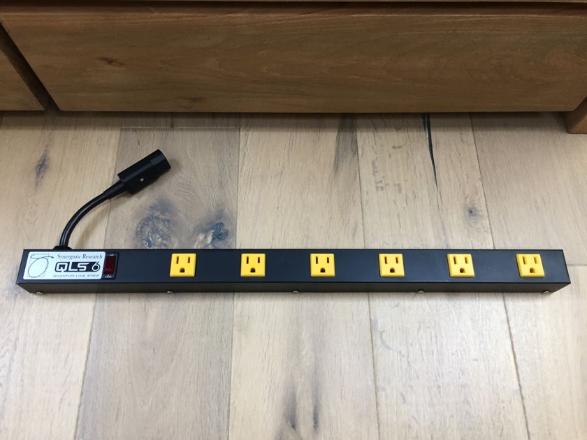 Synergistic Research  Tesla Series QLS-6 Powerstrip