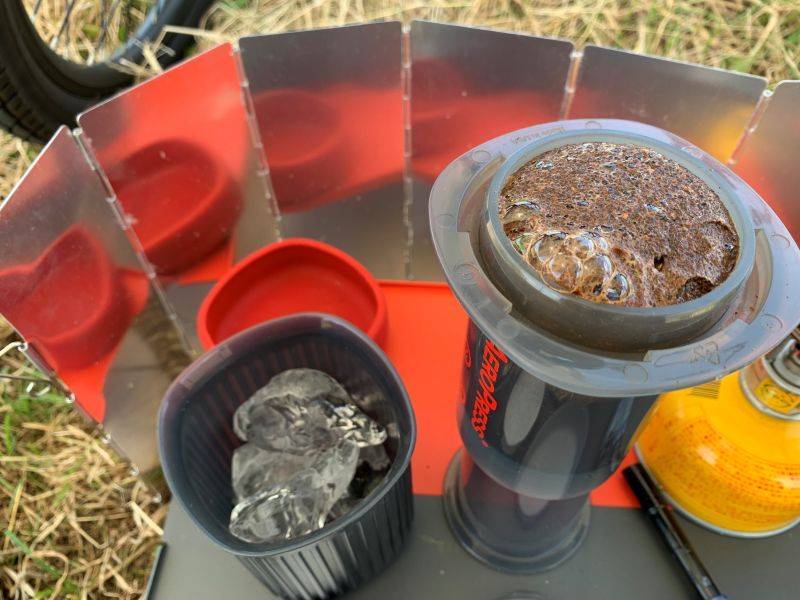 エアロプレスでコーヒー抽出中