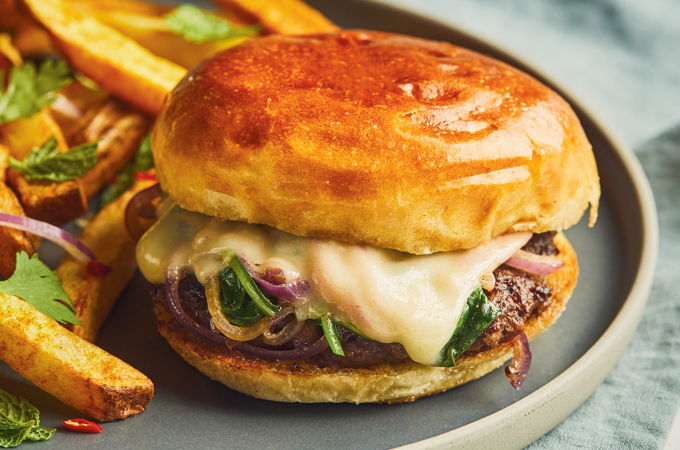 <i>Smash burgers</i> aux oignons, aux épinards et au garam masala