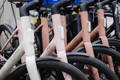 Vélos électriques Cowboy alignés