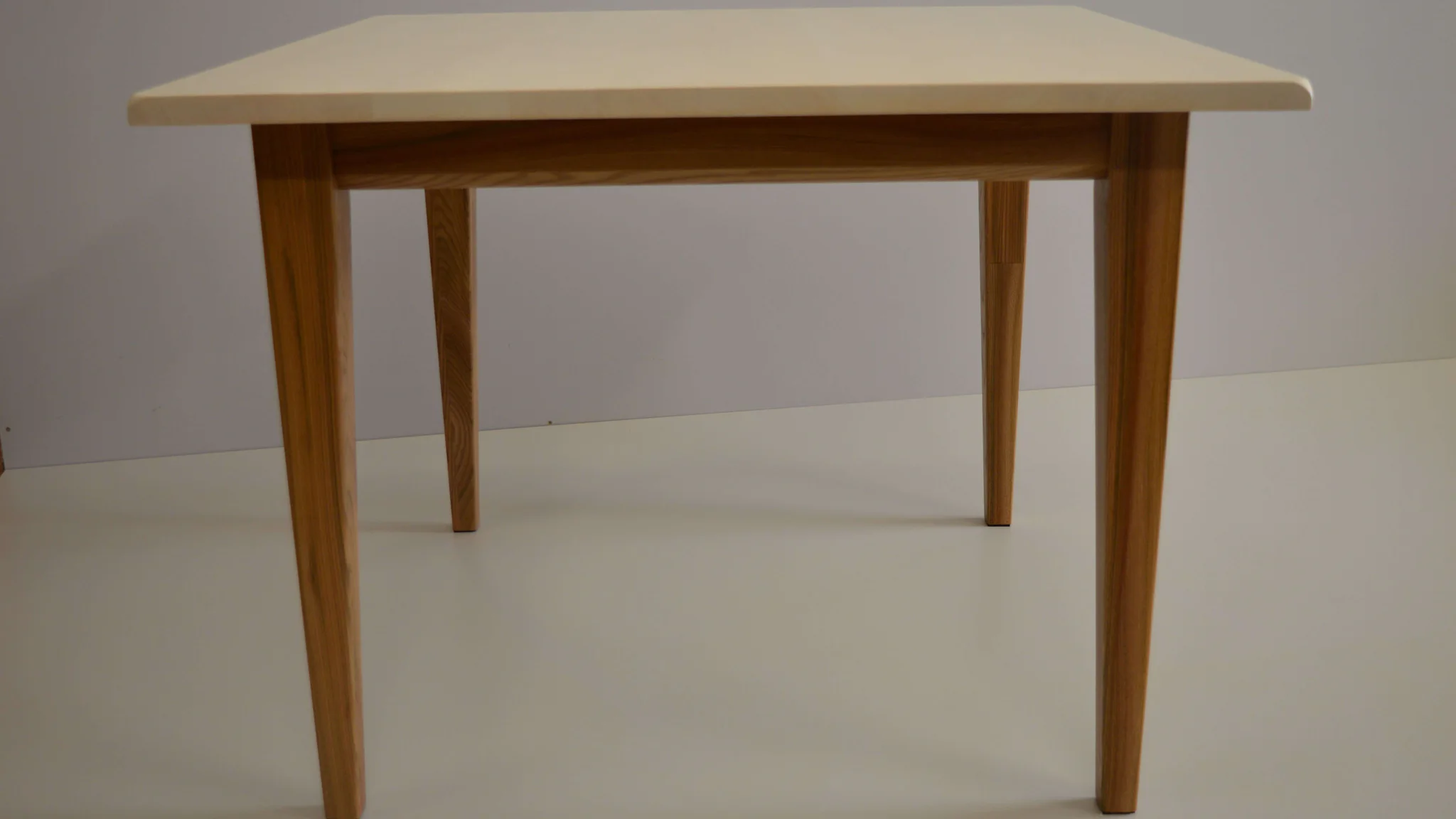 Tisch in Ulme-Ahorn-Kombination abgeschleppte Eckausbildung