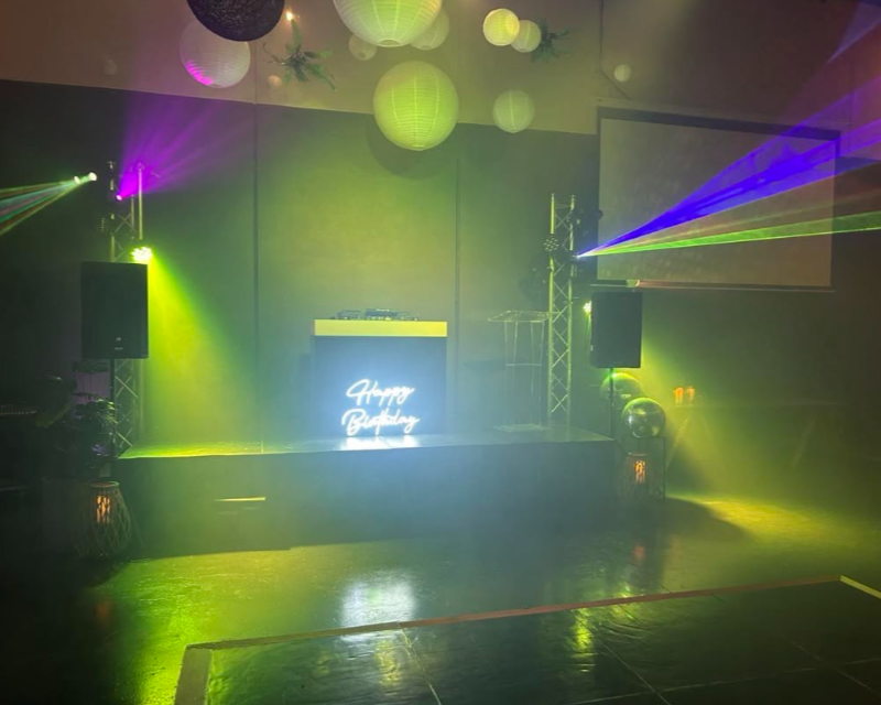 Peninsula Lounge - Image 7