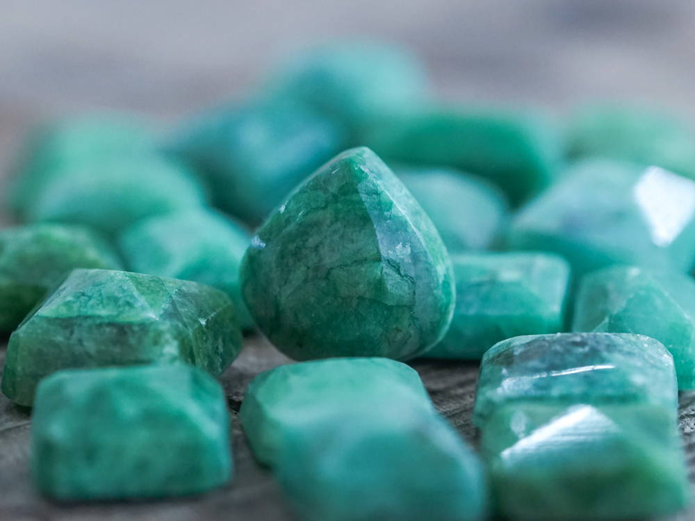 loose emerald stones