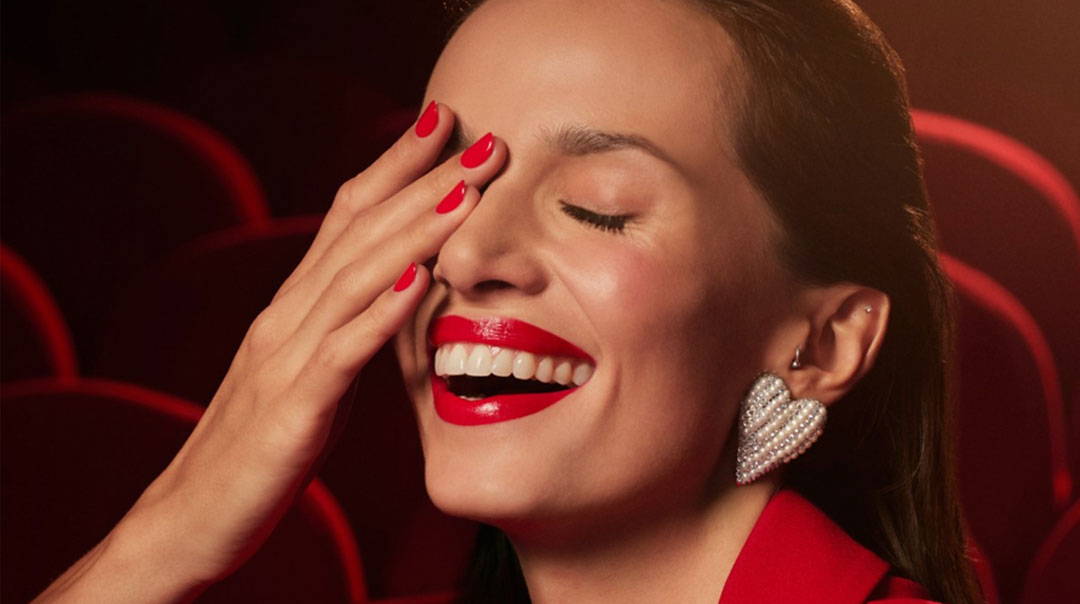 Femme portant du rouge à lèvres rouge
