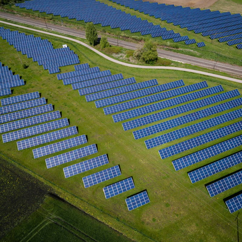 Zonneveld met zonnepanelen