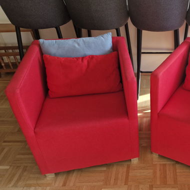 Deux fauteuils avec quatre coussins 